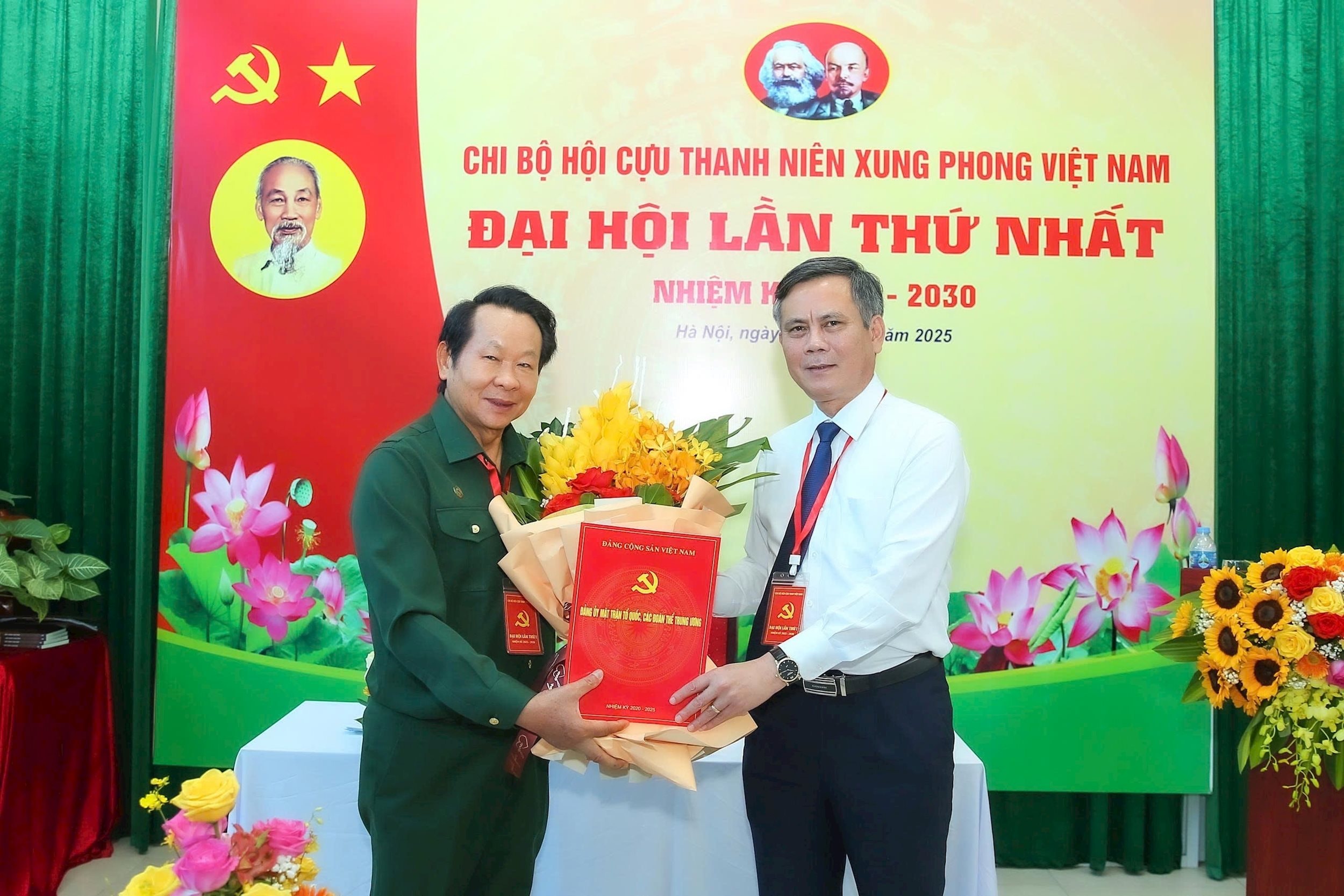 Đồng chí Trần Thắng (phải) trao quyết định chỉ định đồng chí Thân Đức Nam làm Bí thư Chi bộ Hội Cựu thanh niên xung phong Việt Nam nhiệm kỳ 2025-2030.