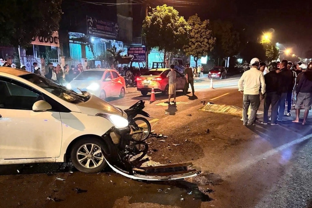 Va chạm với ô tô, 2 nam thanh niên đi xe máy tử vong - 1