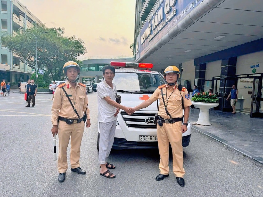 CSGT Hà Nội dùng mô tô chuyên dụng mở đường đưa cháu bé đi cấp cứu kịp thời - 2