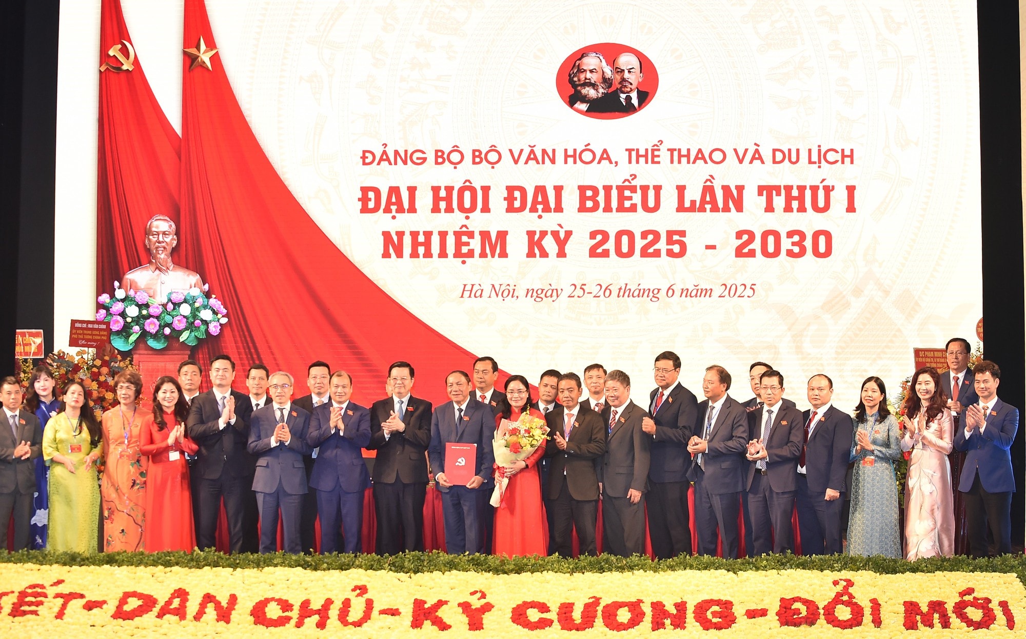 pho-thu-tuong-tang-hoa-chuc-mung-ban-chap-hanh-1750920226390637718751.jpeg
