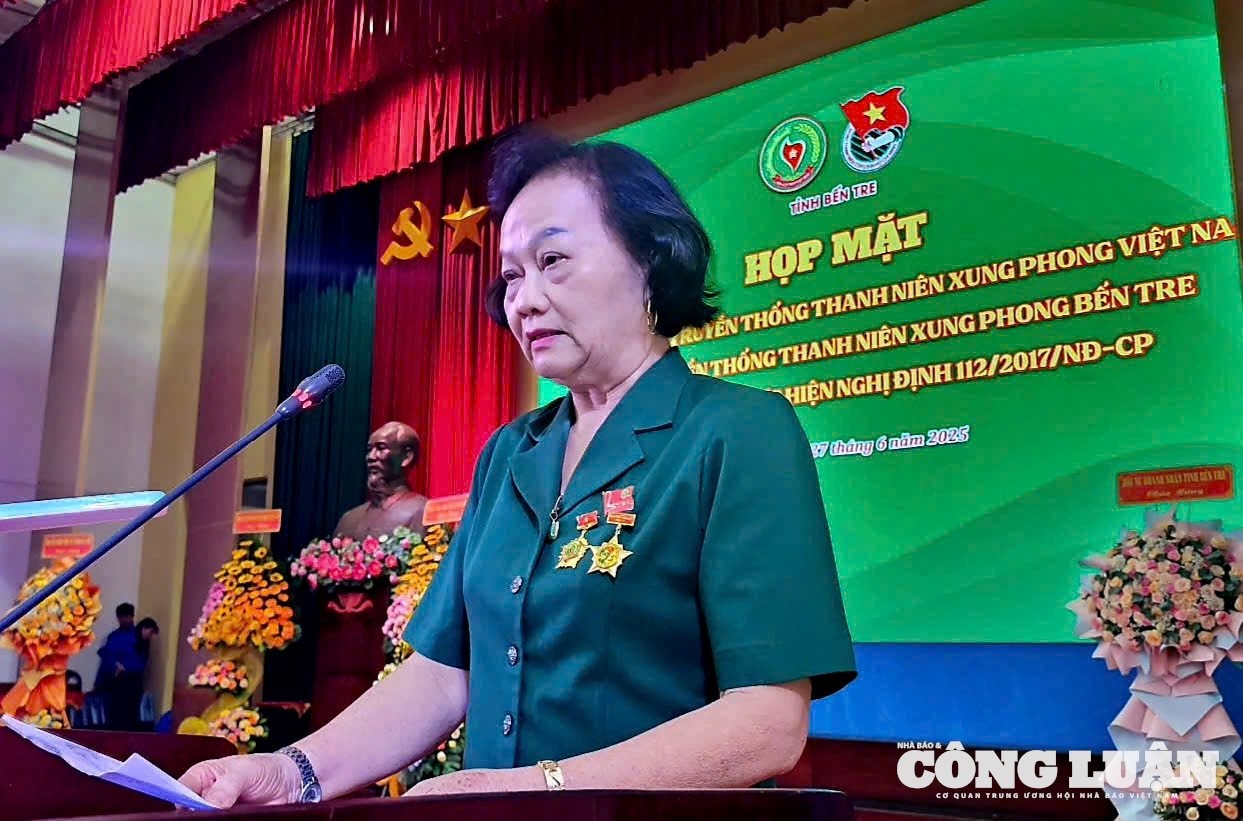 Bà Nguyễn Đăng Châu – Chủ tịch Hội Cựu TNXP tỉnh Bến Tre phát biểu chia sẽ tại Lễ kỷ niệm. (Ảnh: CT).