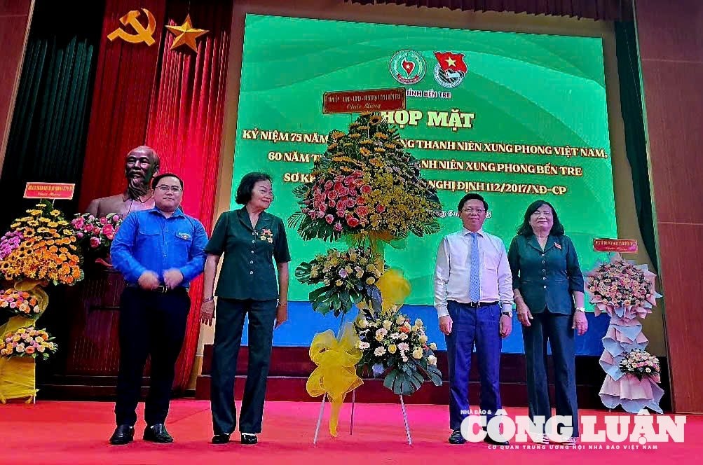Ông Trần Thanh Lâm - Phó Bí thư thường trực Tỉnh uỷ Bến Tre (áo trắng) đến tham dự và tặng hoa chúc mừng Hội Cựu TNXP tỉnh Bến Tre (Ảnh: CT).