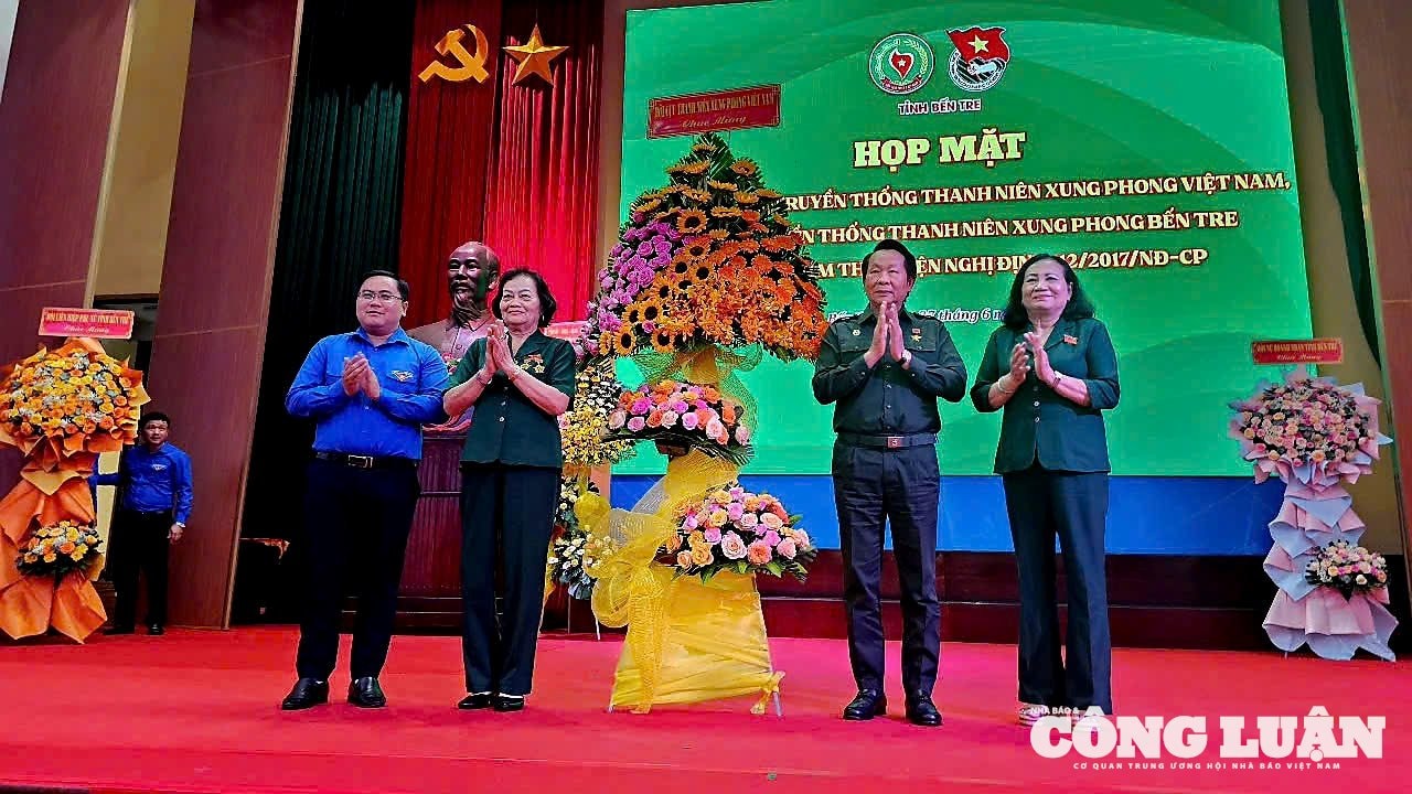 1. Phó Chủ tịch Thân Đức Nam tặng hoa chúc mừng Hội Cựu TNXP tỉnh Bến Tre.