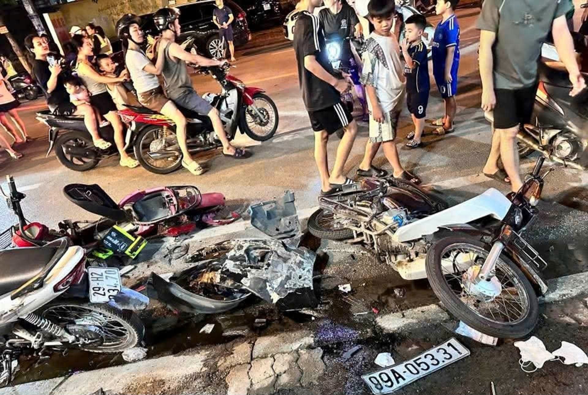Vụ tai nạn khiến hàng loạt xe máy đổ la liệt, 2 người bị chana thương.