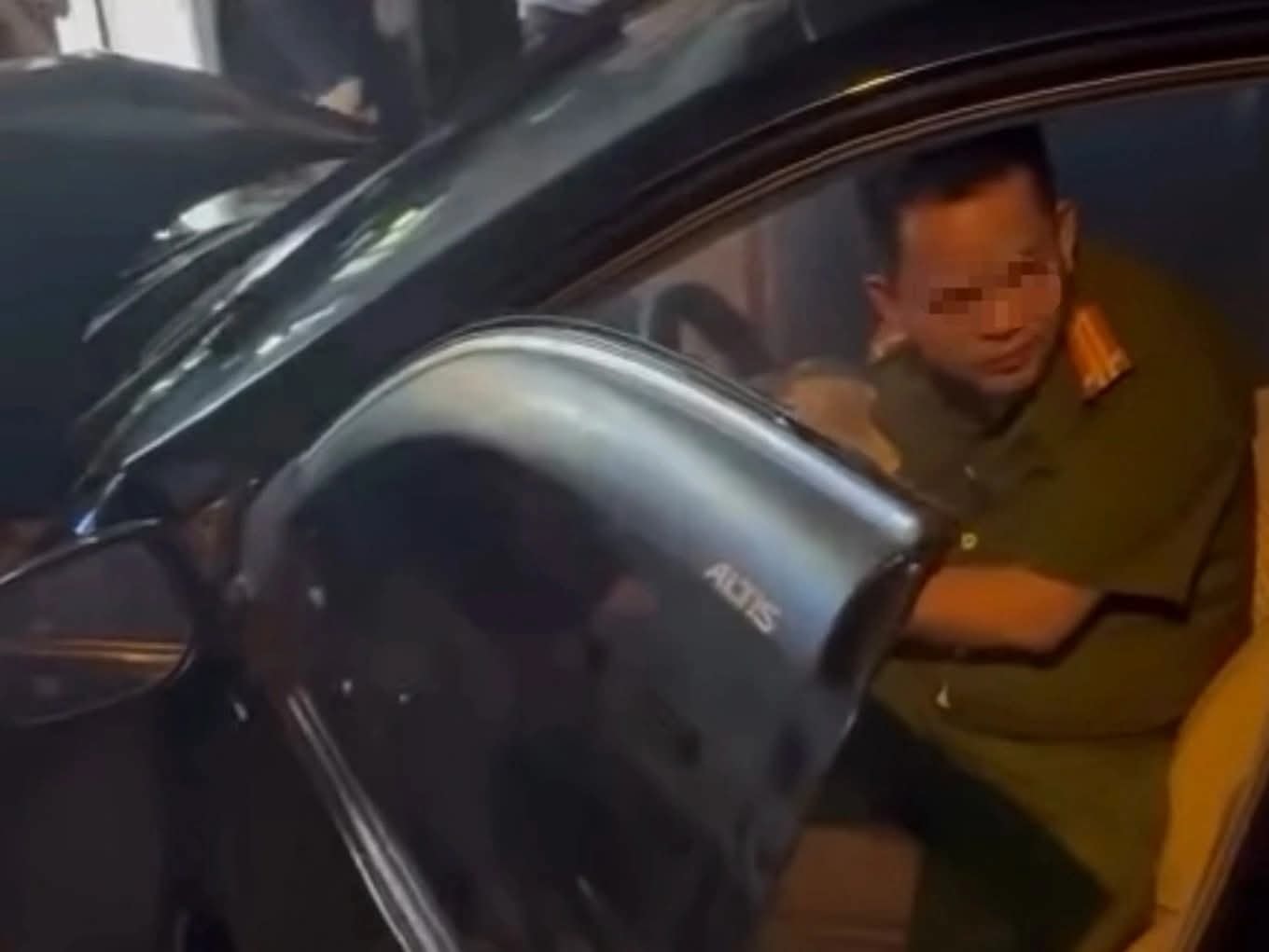Tài xế mặc trang phục Công an và có dấu hiệu say xỉn, nồng độ cồn đo được 0,435mg/l khí thở.