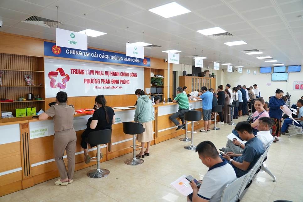 People waiting in line at a counter AI-generated content may be incorrect.