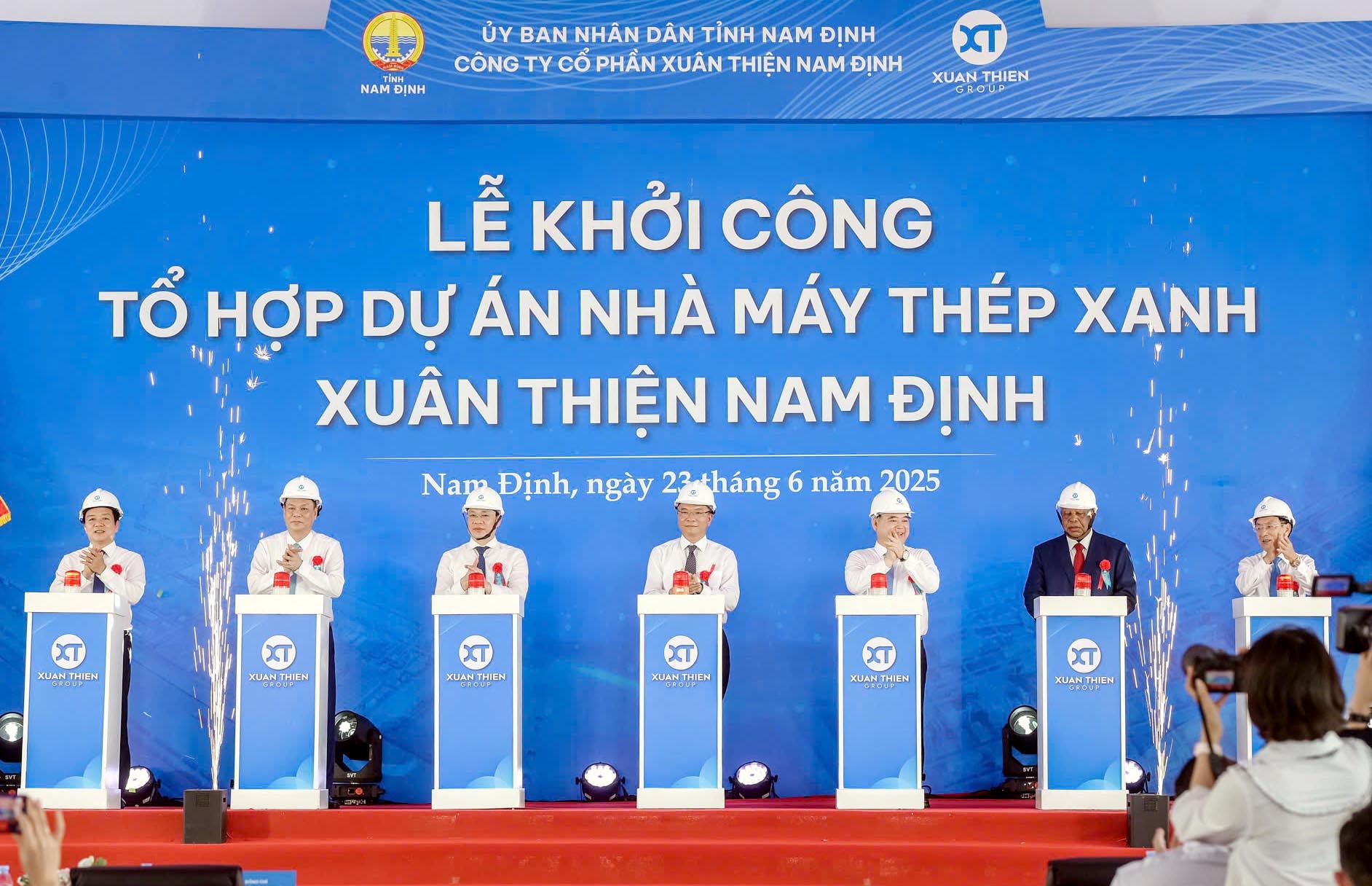 Các đại biểu thực hiện nghi lễ khởi công Tổ hợp Dự án nhà máy thép xanh Xuân Thiện