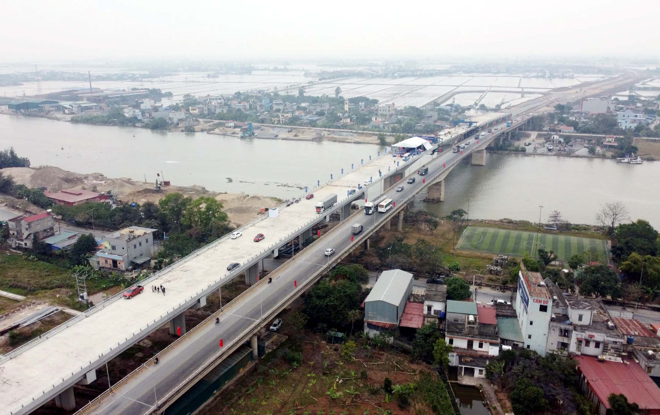 Toàn cảnh cầu Lạc Quần thuộc Dự án xây dựng tuyến đường bộ mới Nam Định - Lạc Quần - Đường bộ ven biển