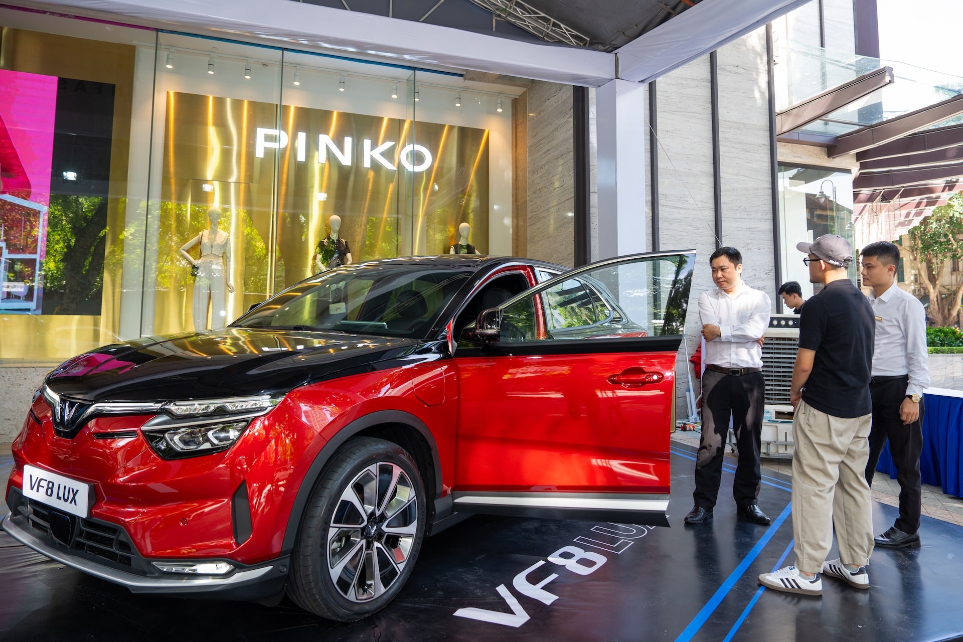 Người tiêu dùng đổi sang mẫu xe VinFast VF 8 được ưu đãi 70 triệu đồng trừ vào giá mua - Ảnh: VF