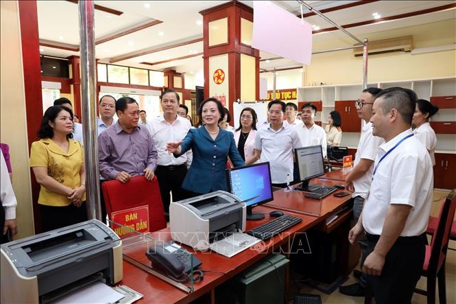 Bộ trưởng Bộ Nội vụ Phạm Thị Thanh Trà cùng Đoàn công tác của Trung ương kiểm tra tại Trung tâm phục vụ hành chính công phường Đông Kinh mới, tỉnh Lạng Sơn.