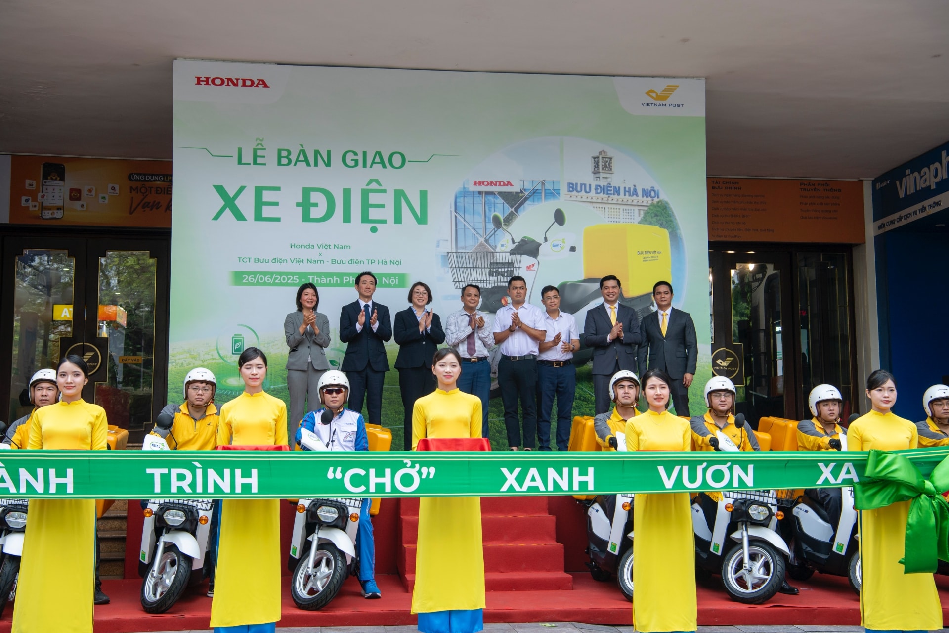 Lễ bàn giao 205 xe máy điện Benly e: cho bưu tá sử dụng để vận chuyển bưu phẩm và hàng hóa.