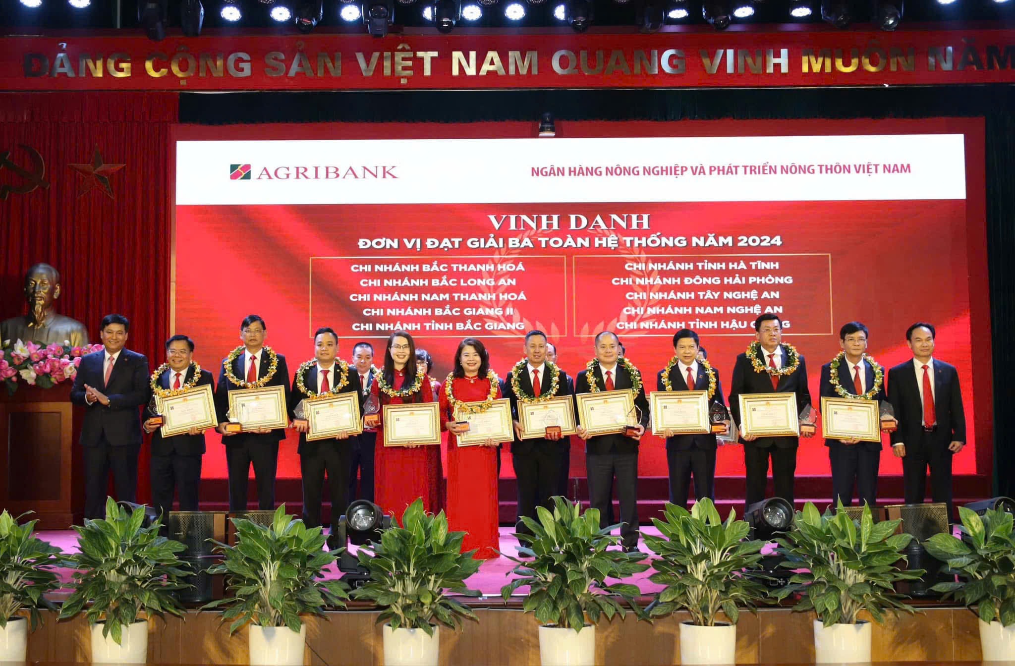 Agribank Nam Thanh Hóa được vinh danh đơn vị đạt giải 3 toàn hệ thống năm 2024