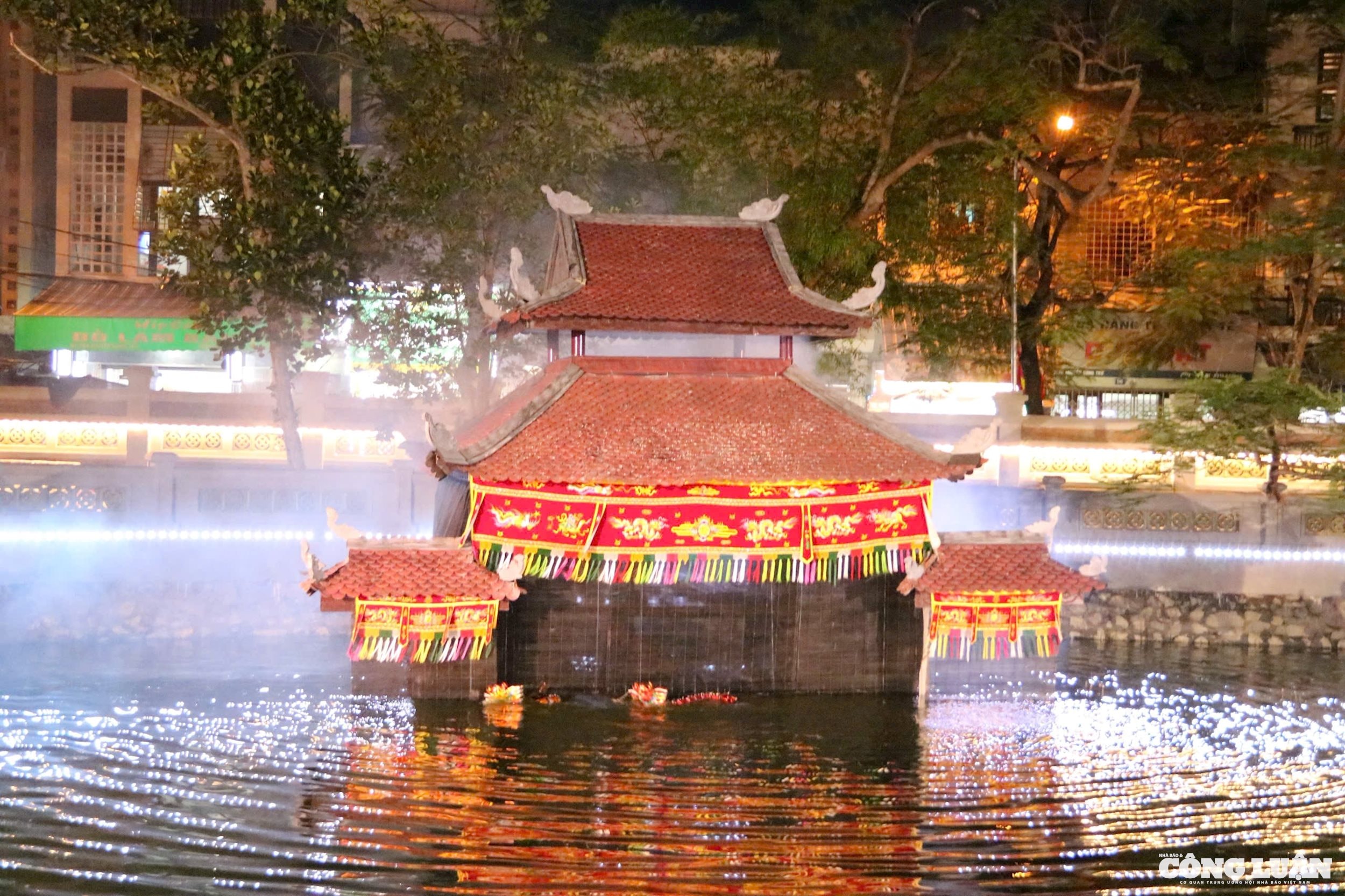 Tour là sự kết hợp giữa nghệ thuật trình diễn dân gian, nghi lễ truyền thống và công nghệ hiện đại, với các hoạt động tiêu biểu (Ảnh: Biểu diễn rối nước trên hồ bán nguyệt Đình Hàng Kênh)