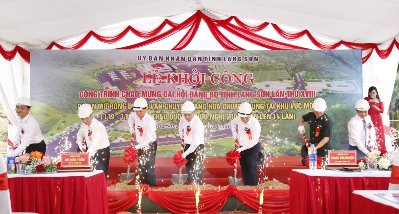 Các đại biểu thực hiện lễ gắn biển Dự án Mở rộng đường vận chuyển hàng hoá chuyên dụng khu vực mốc 1119 - 1120 Cửa khẩu Quốc tế Hữu Nghị.