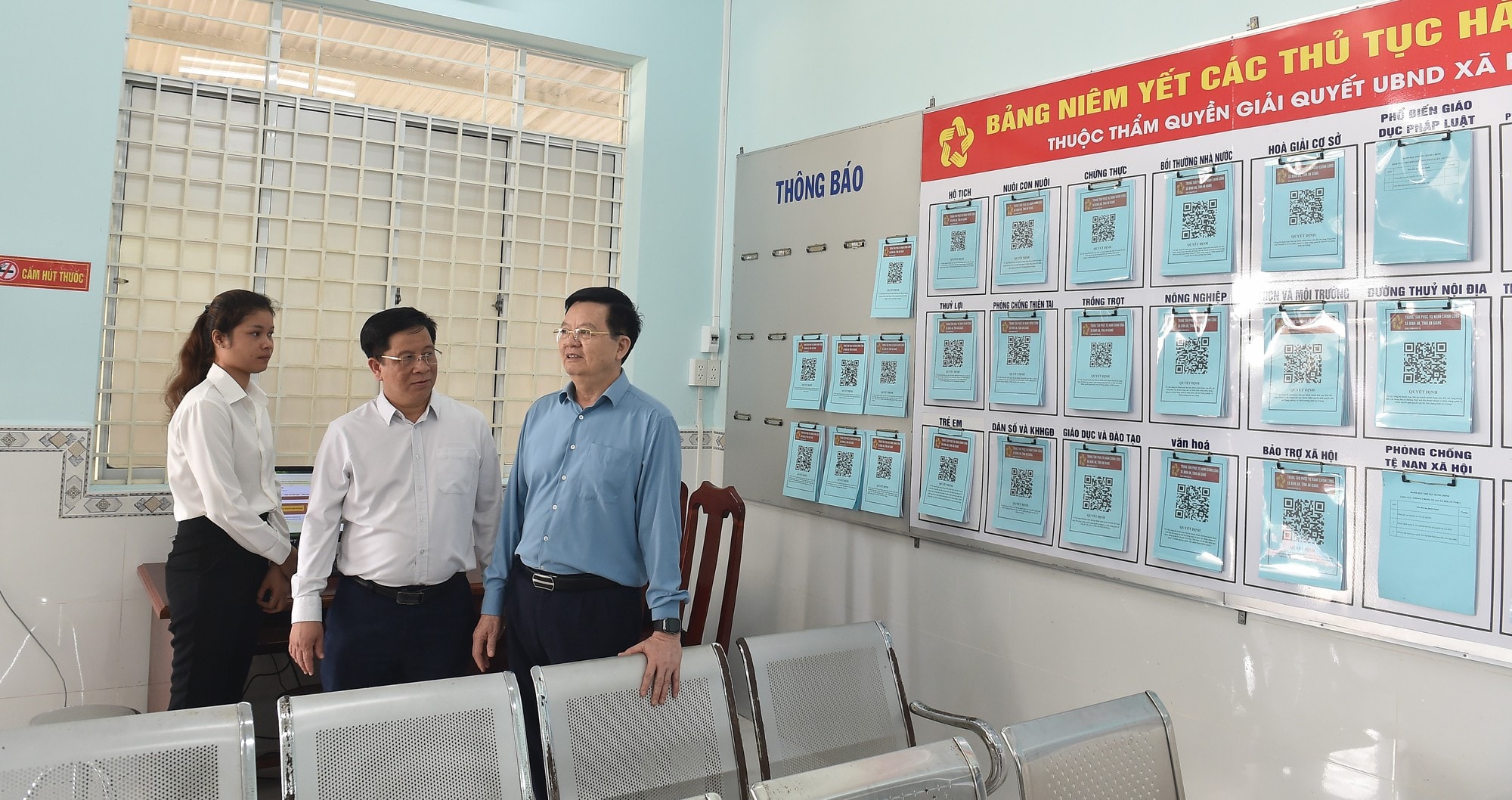 anh-6-pho-thu-tuong-tham-trung-tam-phuc-vu-hanh-chinh-cong-xa-binh-an-1751256746538107494822.jpeg