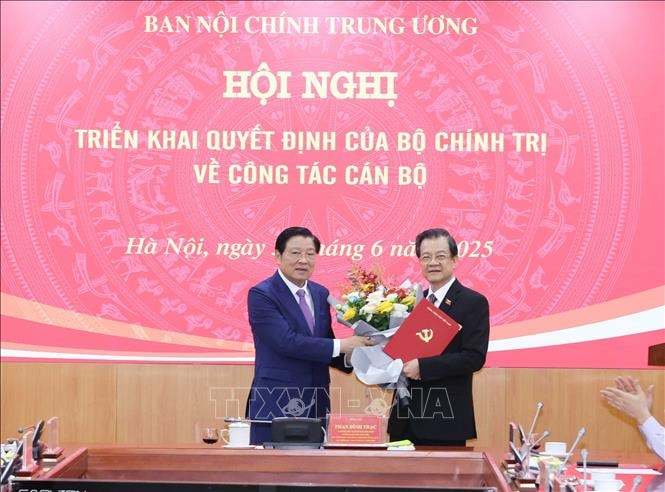 ban-noi-chinh.jpg