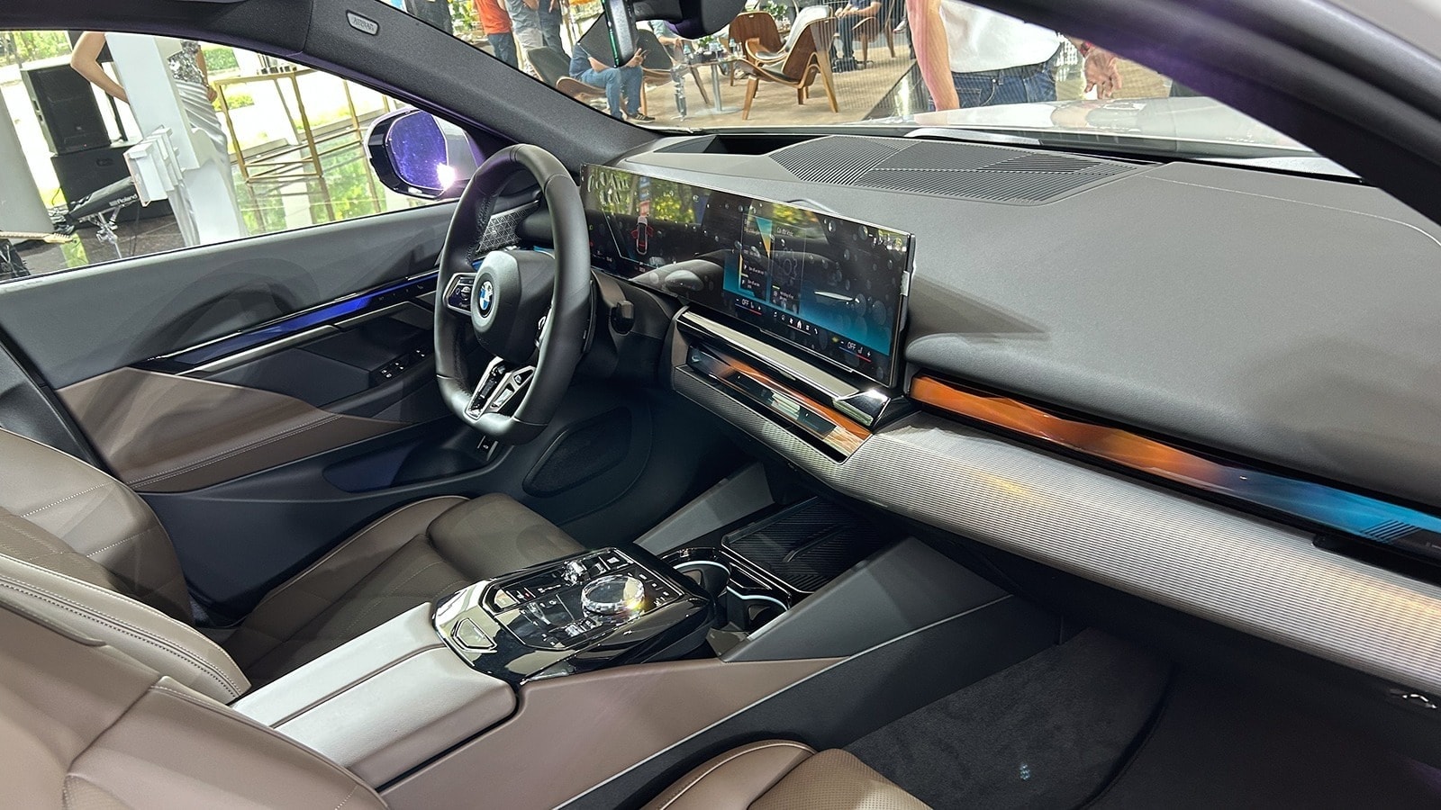 Thiết kế khoang lái của BMW 5 Series 2025.