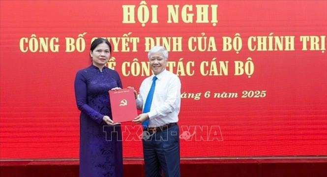 Ông Đỗ Văn Chiến, Ủy viên Bộ Chính trị, Bí thư Trung ương Đảng, Bí thư Đảng ủy MTTQ, các đoàn thể Trung ương, Chủ tịch UBTƯ MTTQ Việt Nam, Thủ trưởng Cơ quan trao Quyết định cho đồng chí Hà Thị Nga. Ảnh: TTXVN