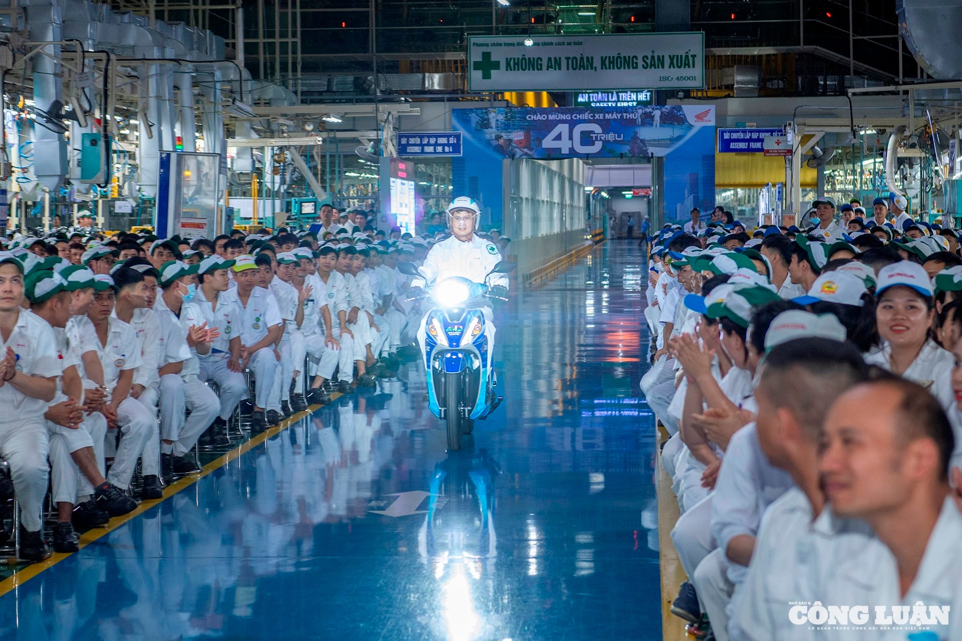 Honda Việt Nam luôn chú trọng vào đầu tư dây chuyền hiện đại, giảm tải lao động thủ công, tạo môi trường làm việc an toàn và hiệu quả.