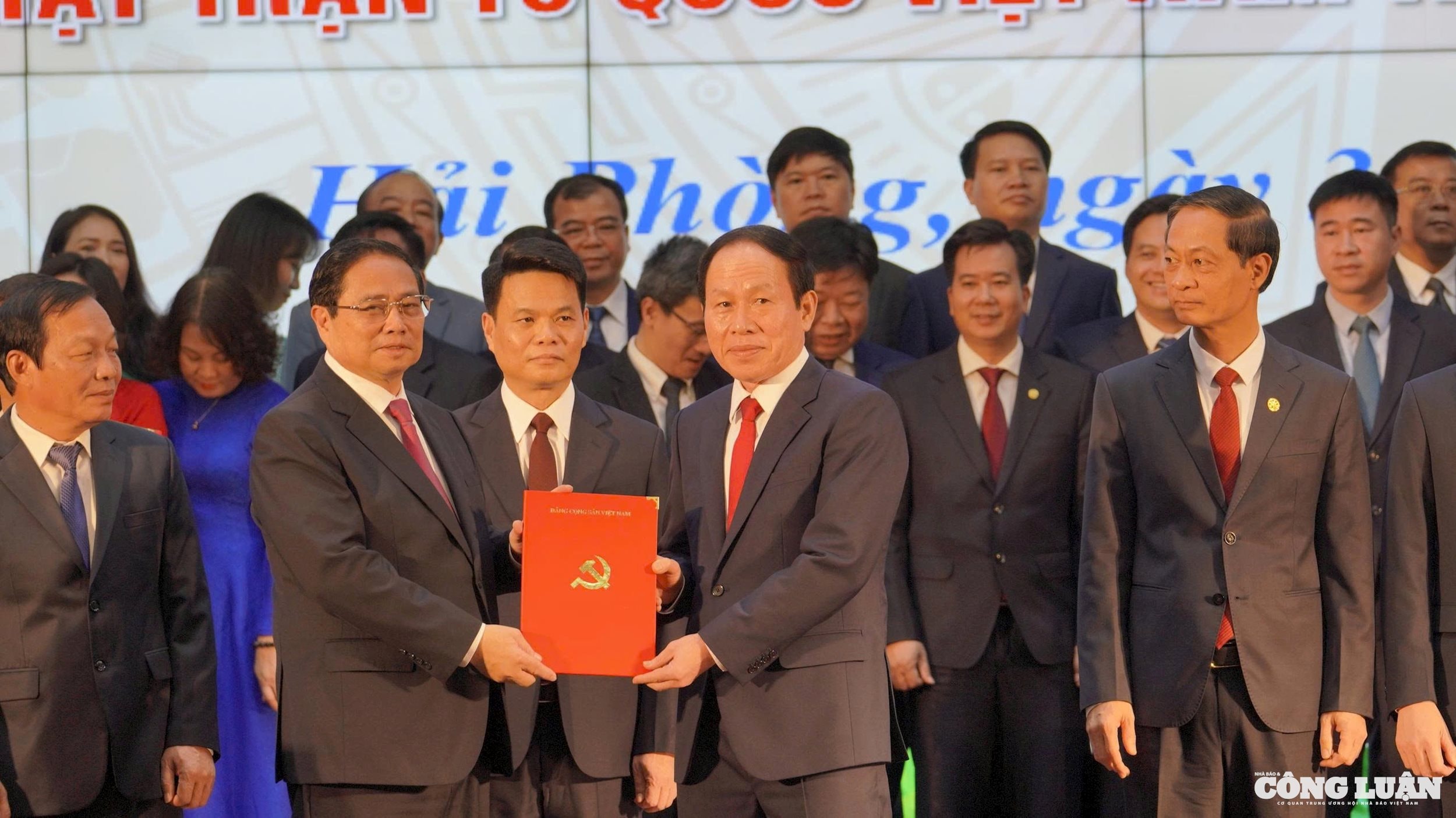 Thủ tướng Phạm Minh Chính trao quyết định cho đồng chí Lê Tiến Châu, Bí thư Thành ủy Hải Phòng mới nhiệm kỳ 2020-2025.