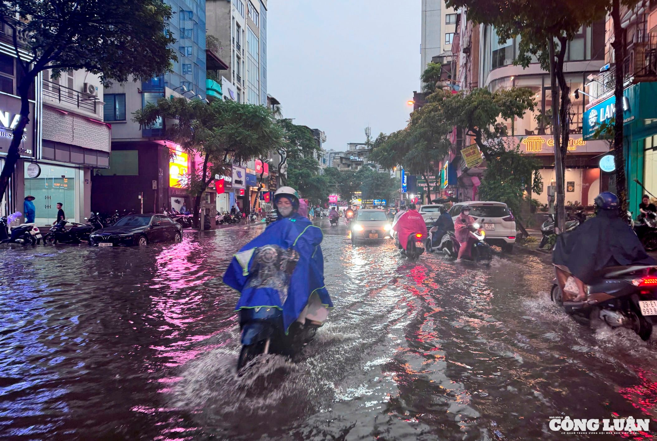 Cơ quan khí tượng cũng dự báo, trong khoảng 3-6 giờ tới, khu vực nội thành Hà Nội và các vùng lân cận vẫn tiếp tục có mưa to với lượng mưa phổ biến trong khoảng từ 20-50mm, có nơi trên 70mm.