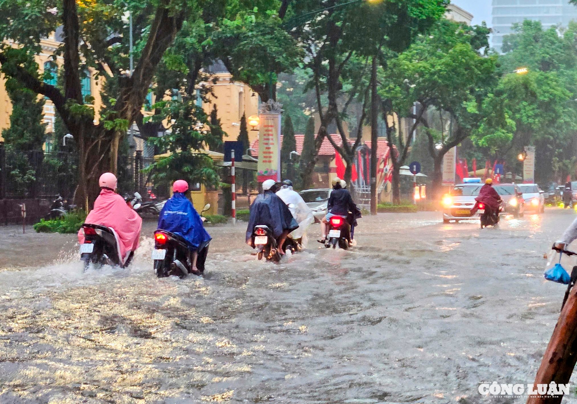 Mưa như trút nước vào cuối giờ chiều, người lao động tại Hà Nội gặp khó khăn khi di chuyển.