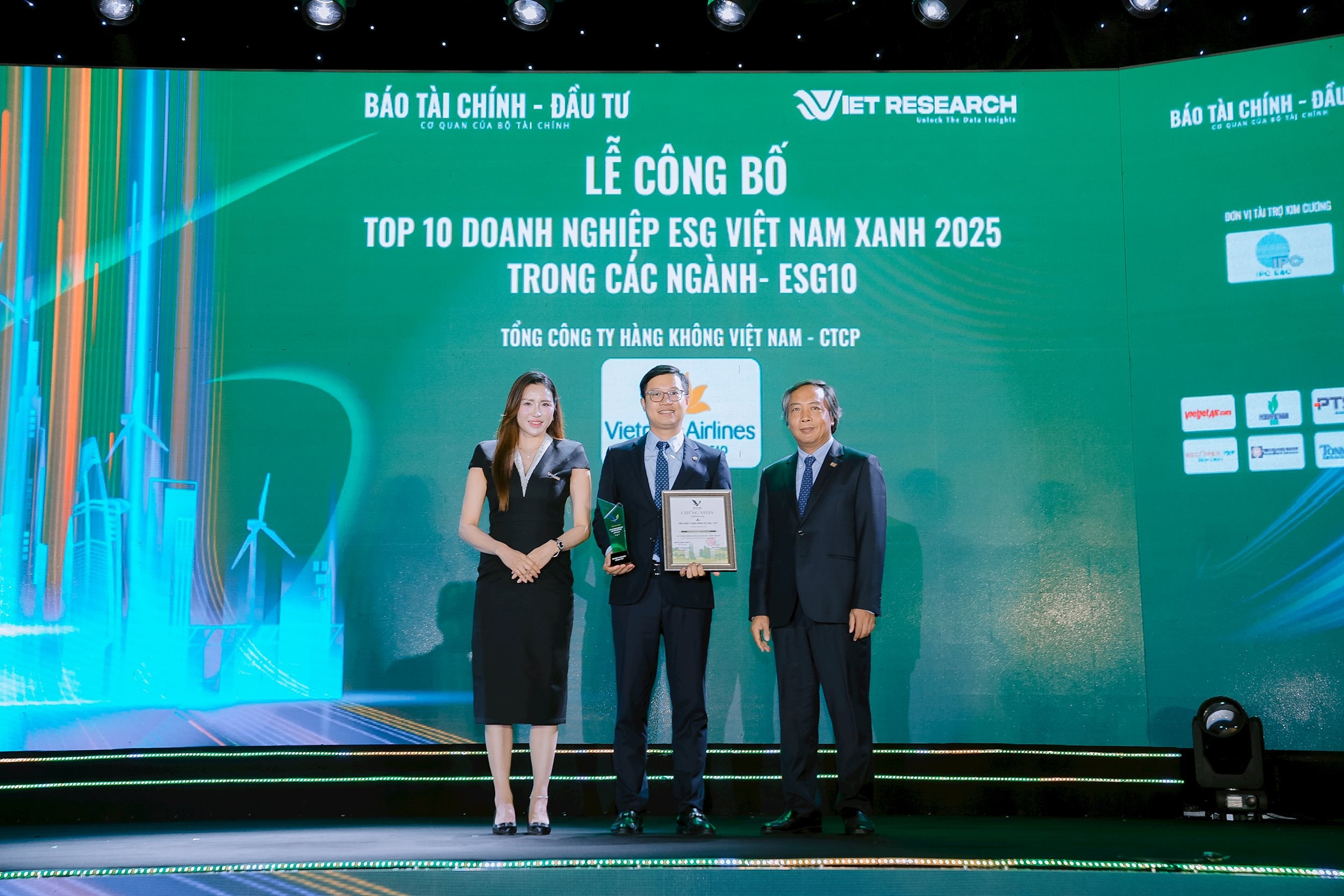 Ông Lê Trọng Minh – Phó Tổng Biên tập Báo Tài chính - Đầu tư (phải), ông Đỗ Đông Hưng – Trưởng ban Truyền thông Vietnam Airlines (giữa), bà Trần Thị Ngọc Hà – Giám đốc VietResearch (trái) chụp ảnh lưu niệm
