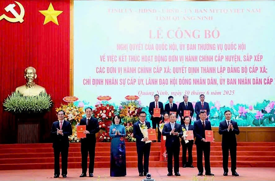 trao-quyet-dinh-thanh-lap-chinh-quyen-phuong-ha-long.jpg