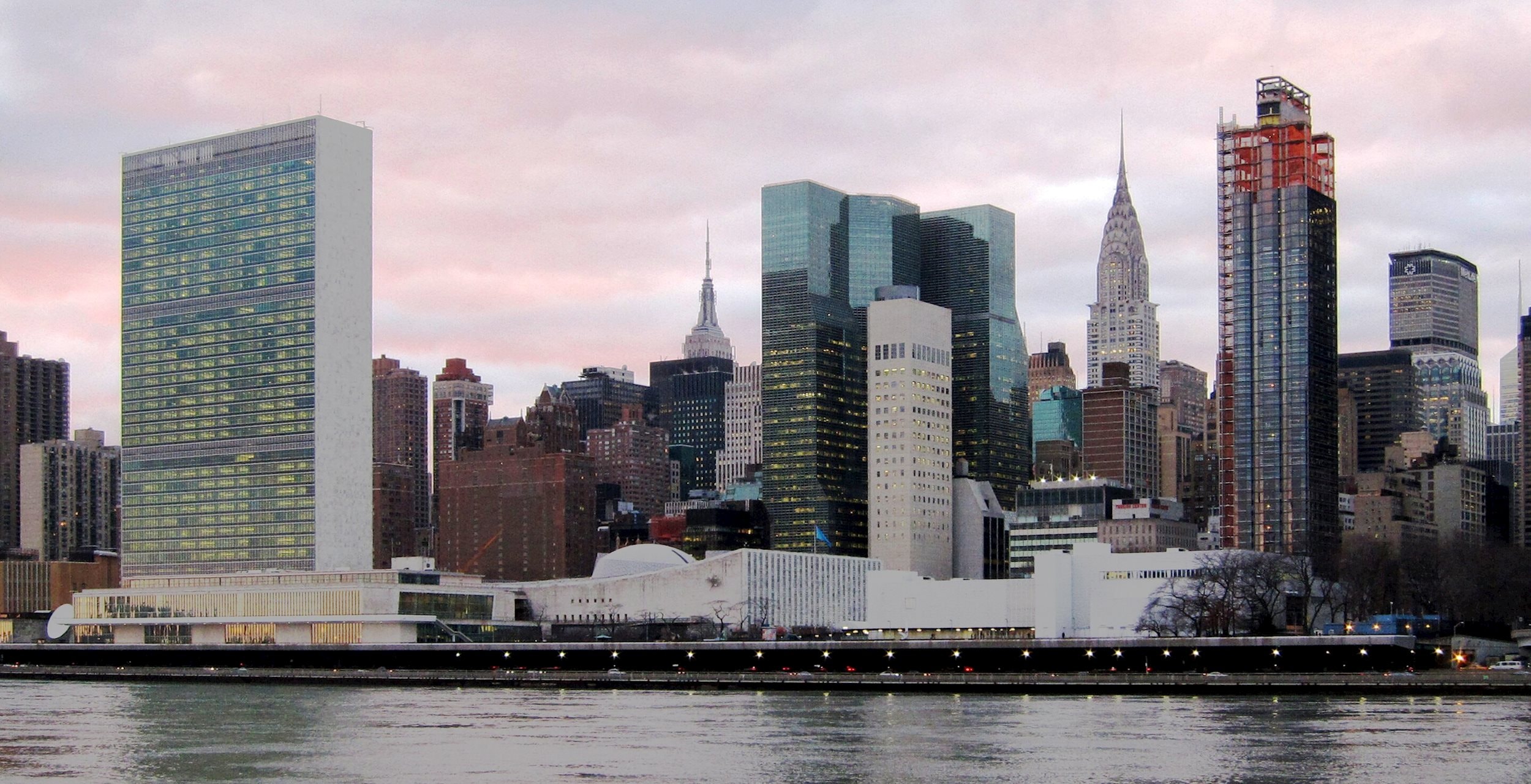 united_nations_headquarters_in_new_york_city-_view_from_roosevelt_island.jpg