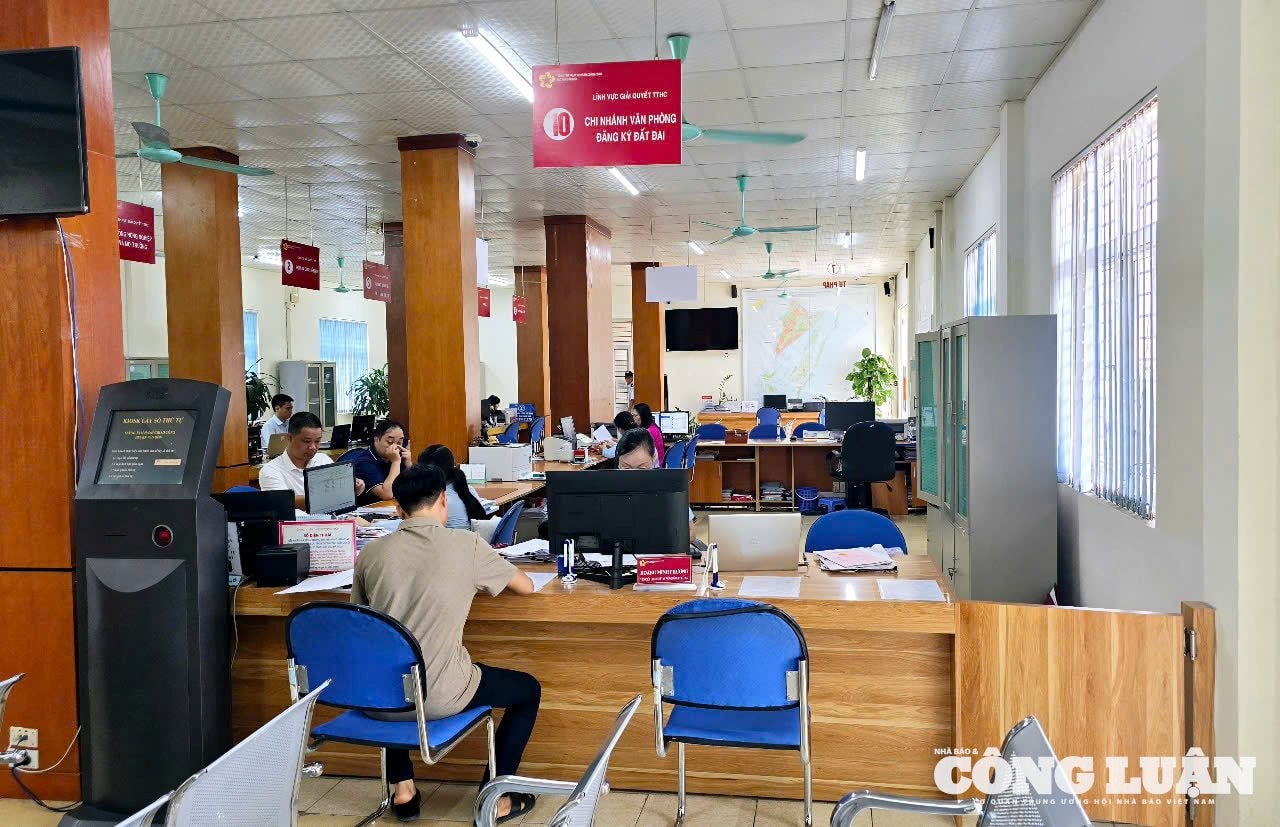 anh-10-chinh-quyen-dia-phung-2-cap.jpg