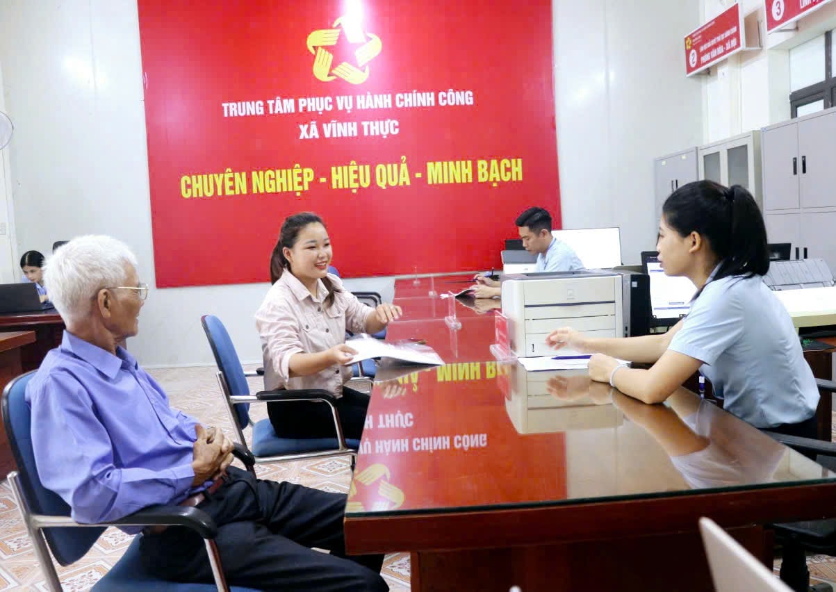 anh-12-chinh-quyen-dia-phung-2-cap.jpg