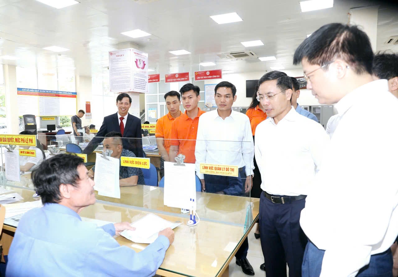 anh-2-chinh-quyen-dia-phung-2-cap.jpg