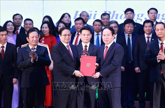 Thủ tướng Phạm Minh Chính trao Quyết định của Bộ Chính trị về việc chỉ định Bí thư Thành uỷ Hải Phòng (mới), nhiệm kỳ 2020 - 2025 cho đồng chí Lê Tiến Châu. Ảnh: TTXVN