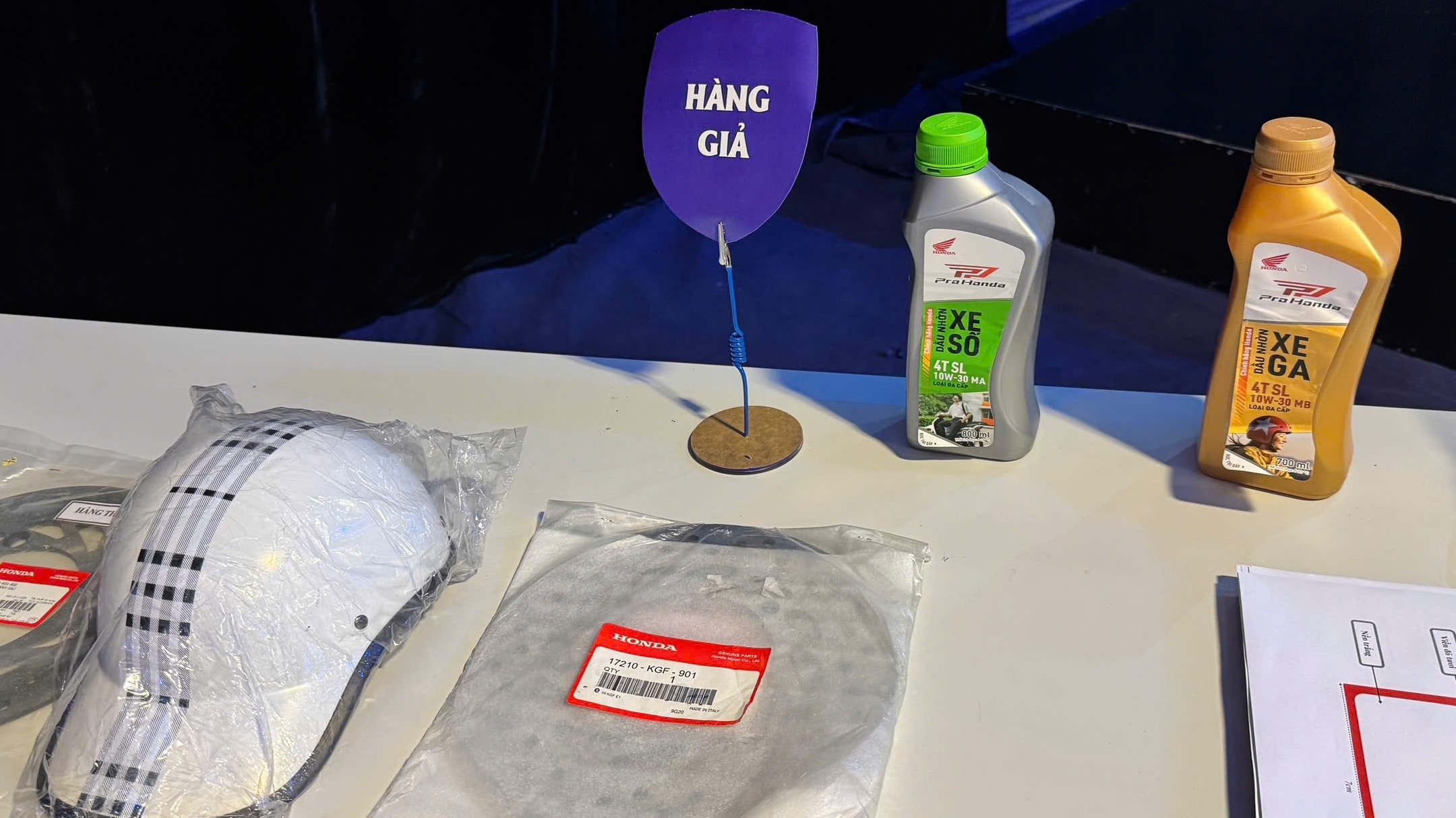 Một số loại mũ bảo hiểm và phụ tùng xe máy giả phổ biến - Ảnh: ĐT