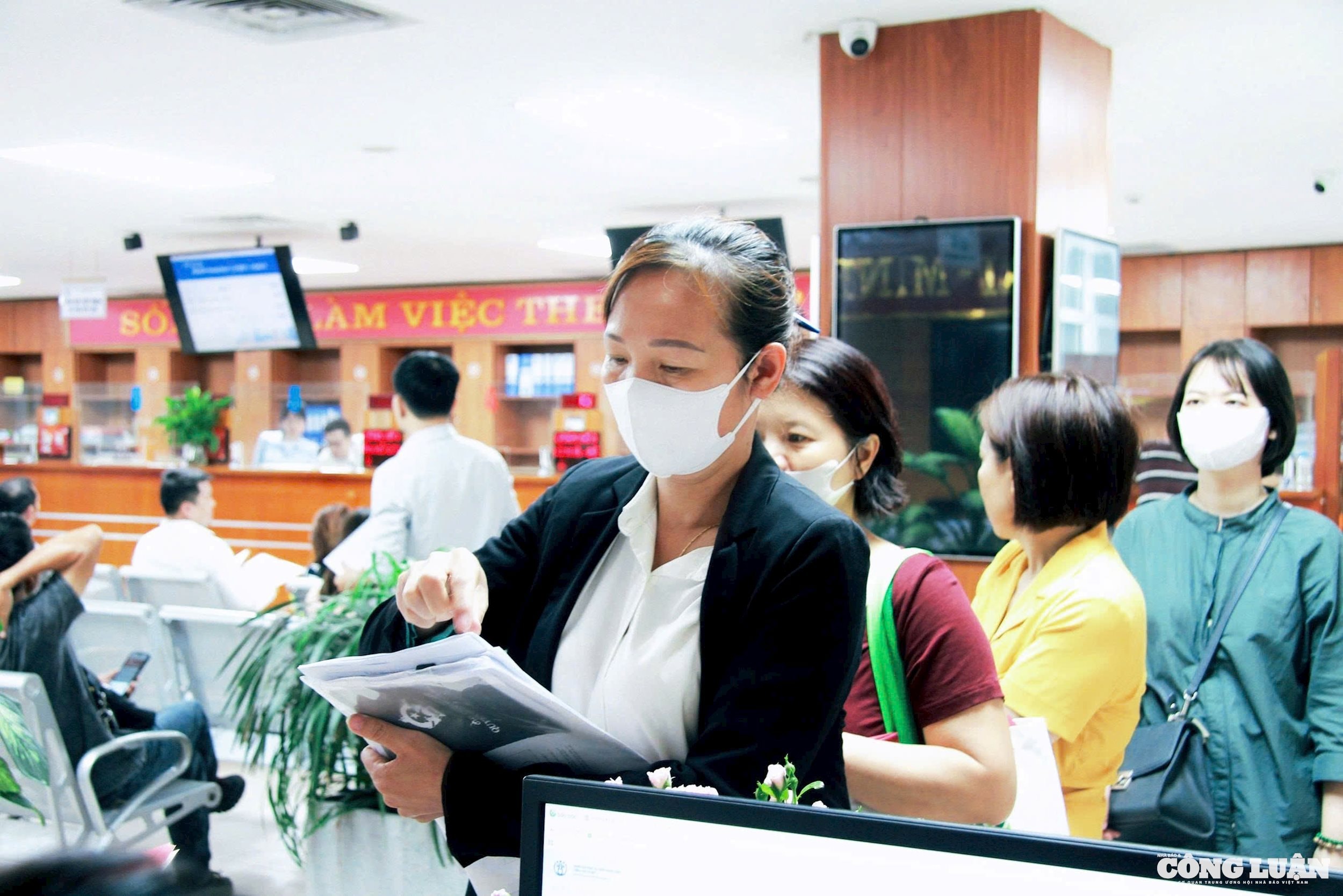 Từ sáng sớm rất đông người dân đã có mặt tại Điểm phục vụ hành chính công phường Việt Hưng để làm thủ tục giấy tờ.