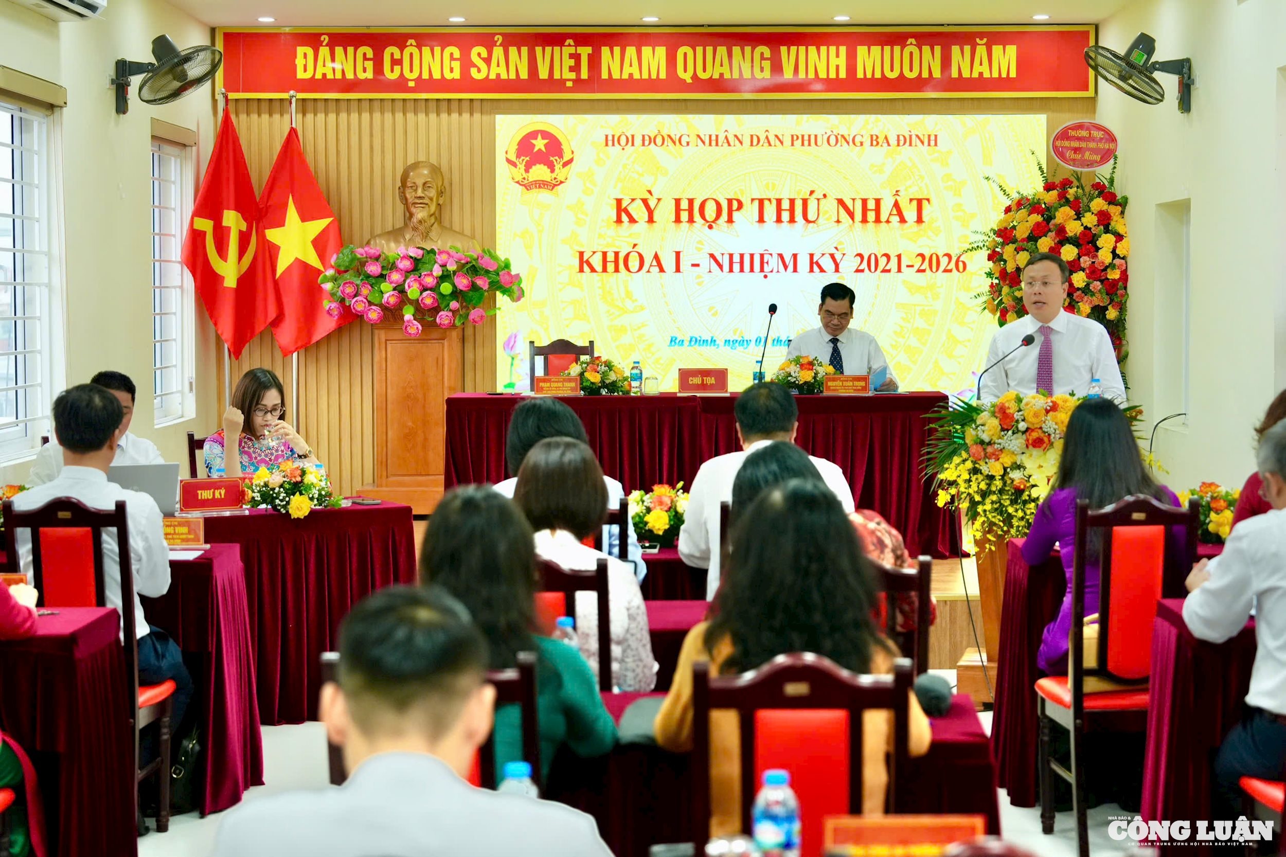 Tại phường Ba Đình, phát biểu khai mạc Kỳ họp, Bí thư Đảng ủy, Chủ tịch HĐND phường Ba Đình Phạm Quang Thanh cho biết, thực hiện luật tổ chức chính quyền địa phương, HĐND phường Ba Đình tổ chức Kỳ họp thứ nhất khóa I, nhiệm kỳ 2021 - 2026 để xem xét các nội dung quan trọng sau sắp xếp các đơn vị hành chính cấp xã. Tại Kỳ họp, Thường trực HĐND phường công bố Nghị quyết về công tác nhân sự.