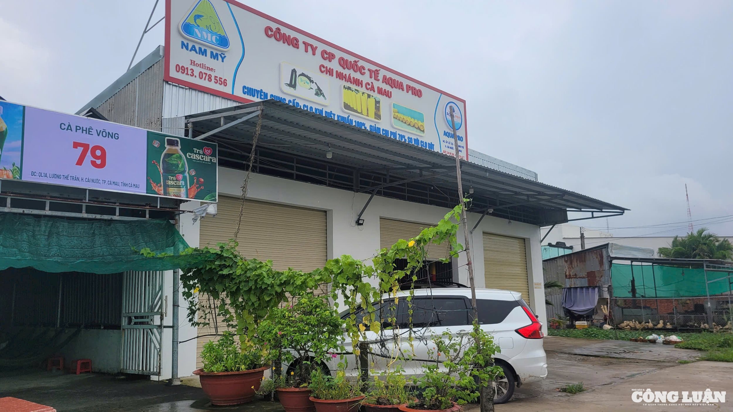 Kho chứa hoá chất của Công ty Nam Mỹ lại là địa chỉ kinh doanh của Công ty CP Quốc tế Aqua Pro - chi nhánh Cà Mau. Kho khí này nằm ngay cạnh khu dân cư.