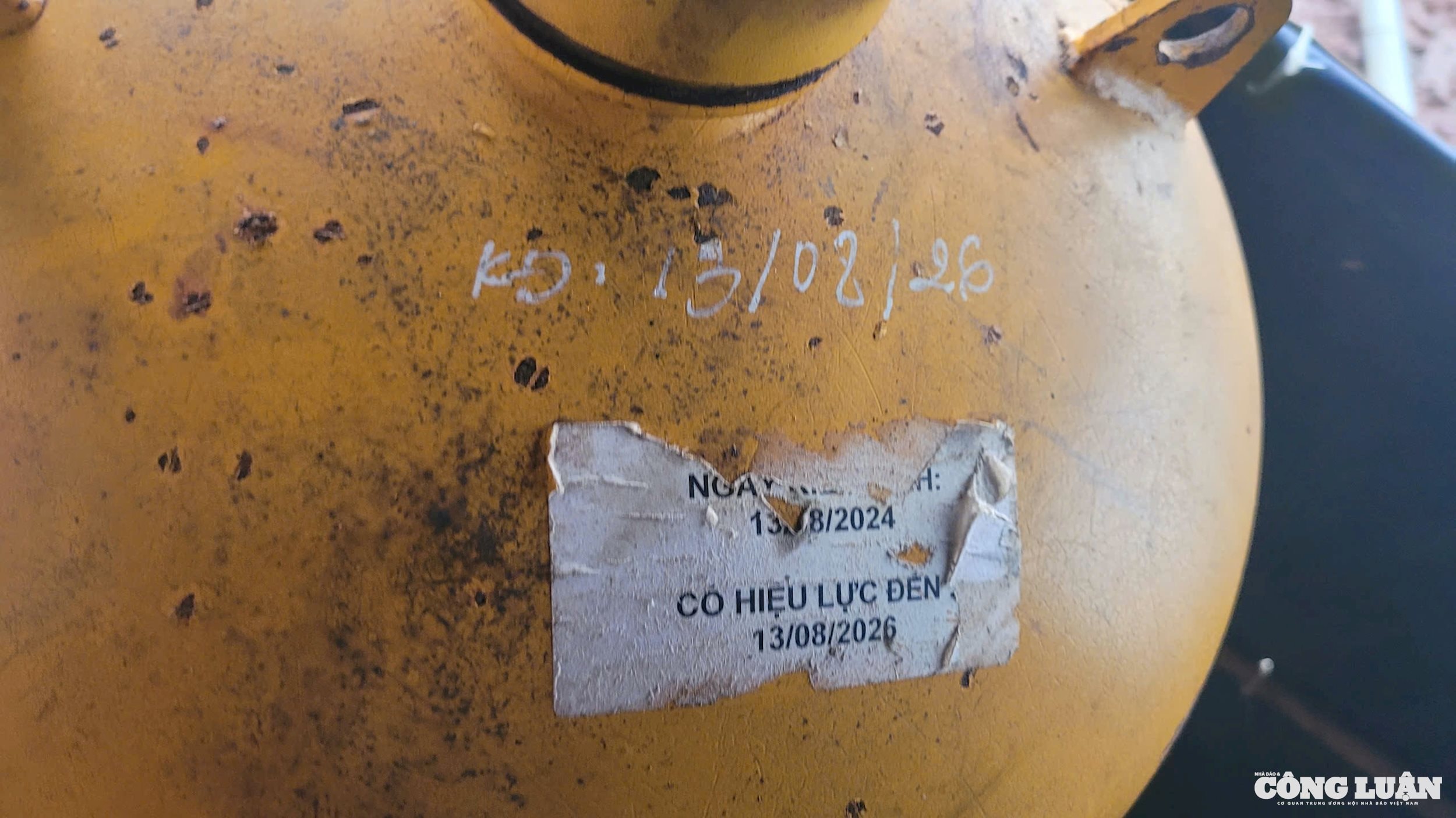 Bình hoá chất Clo có thông tin kiểm định không rõ ràng (không rõ đơn vị kiểm định) được ghi sơ sài bằng bút xoá mà trại trang trại tôm mà Q. đưa nhóm PV xuống tham quan.