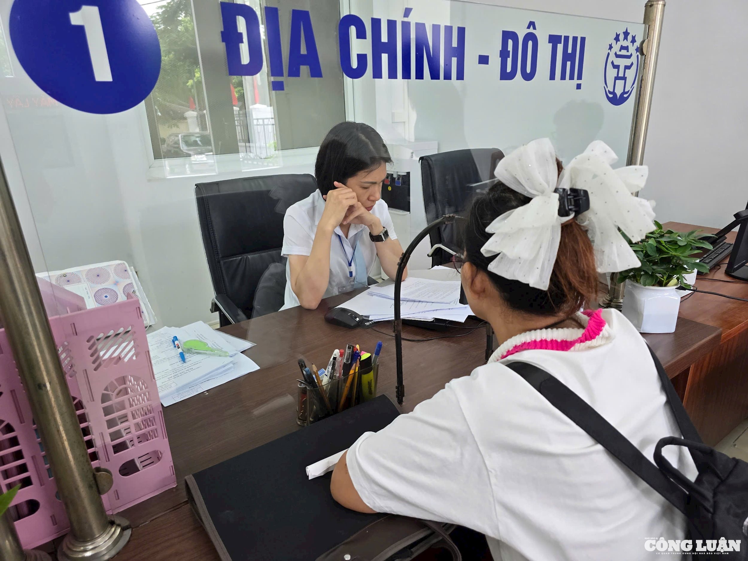  Đặc biệt, trong quá trình chờ đợi, người dân có thể dễ dàng tra cứu nội dung, các loại giấy tờ cần chuẩn bị thông qua việc quét mã QR trên điện thoại thông minh – một tiện ích đáng ghi nhận, giúp tiết kiệm thời gian và công sức.