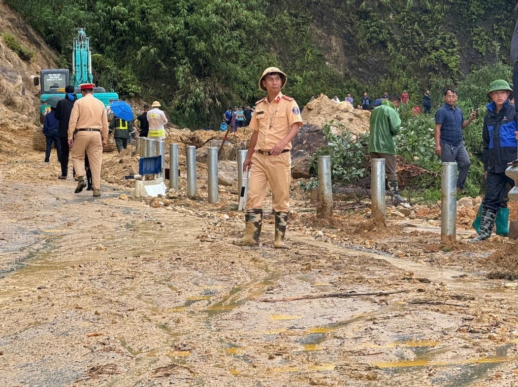 Sạt lở trên quốc lộ 4D, người đàn ông đi xe máy bị đất đá vùi tử vong - 1