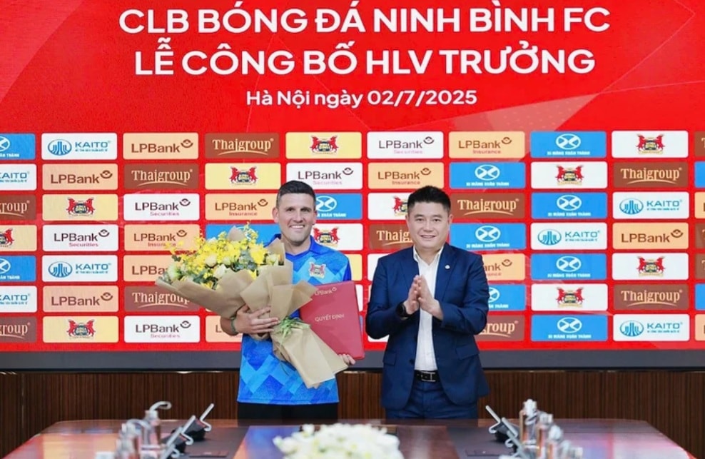 HLV Gerard Albadajelo (trái) rạng rỡ trong buổi ra mắt CLB Ninh Bình - Ảnh CLB NINH BÌNH