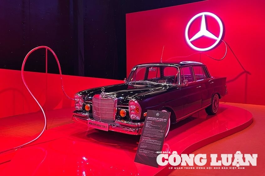 Mẫu xe cổ huyền thoại Mercedes-Benz 220 S sản xuất năm 1959 (W111).