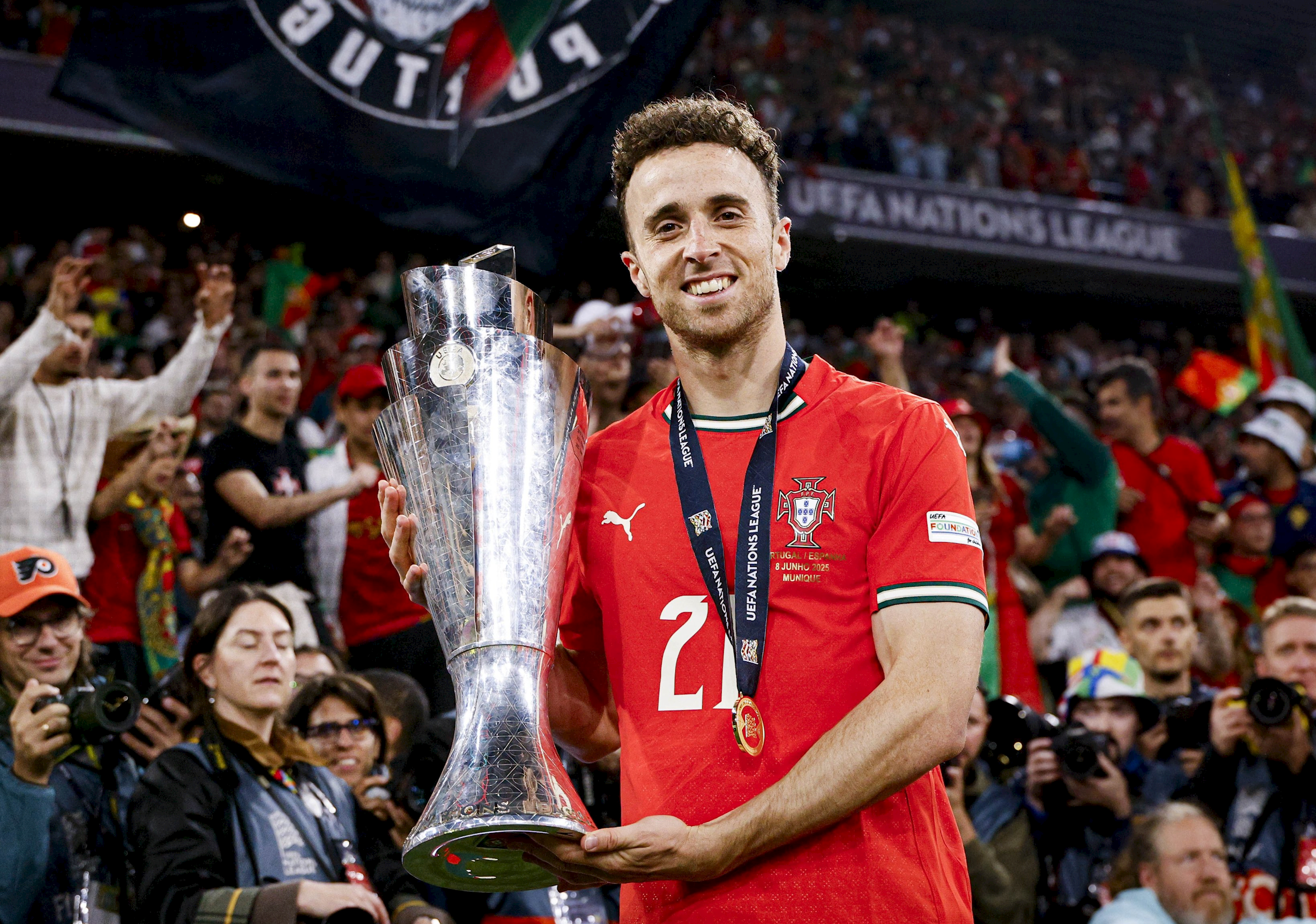 Tiền đạo Diogo Jota của Liverpool qua đời vì tai nạn xe hơi