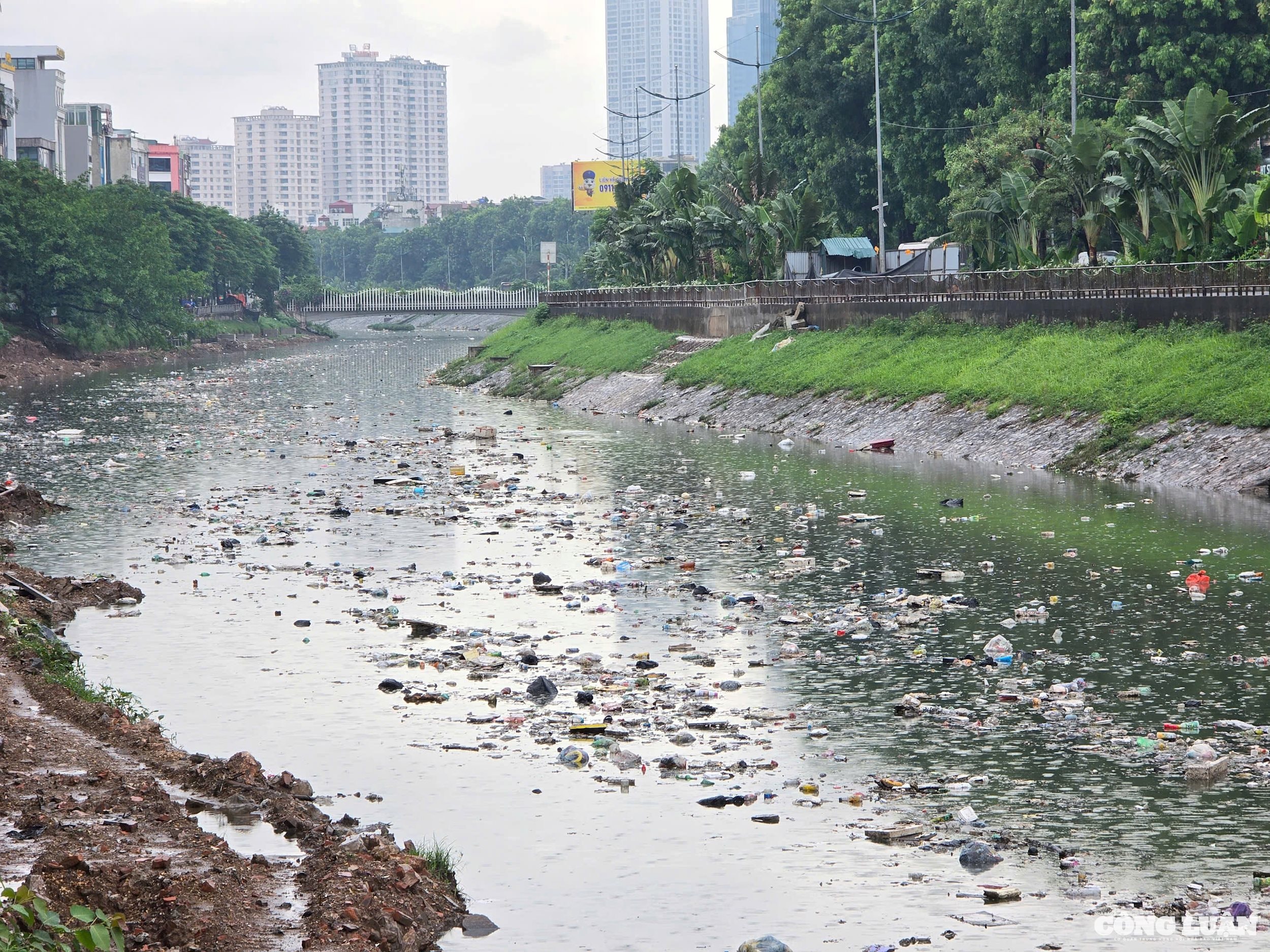 Sau cơn mưa lớn, nhiều người dân đi qua đoạn sông Tô Lịch không khỏi ngán ngẩm trước cảnh tượng