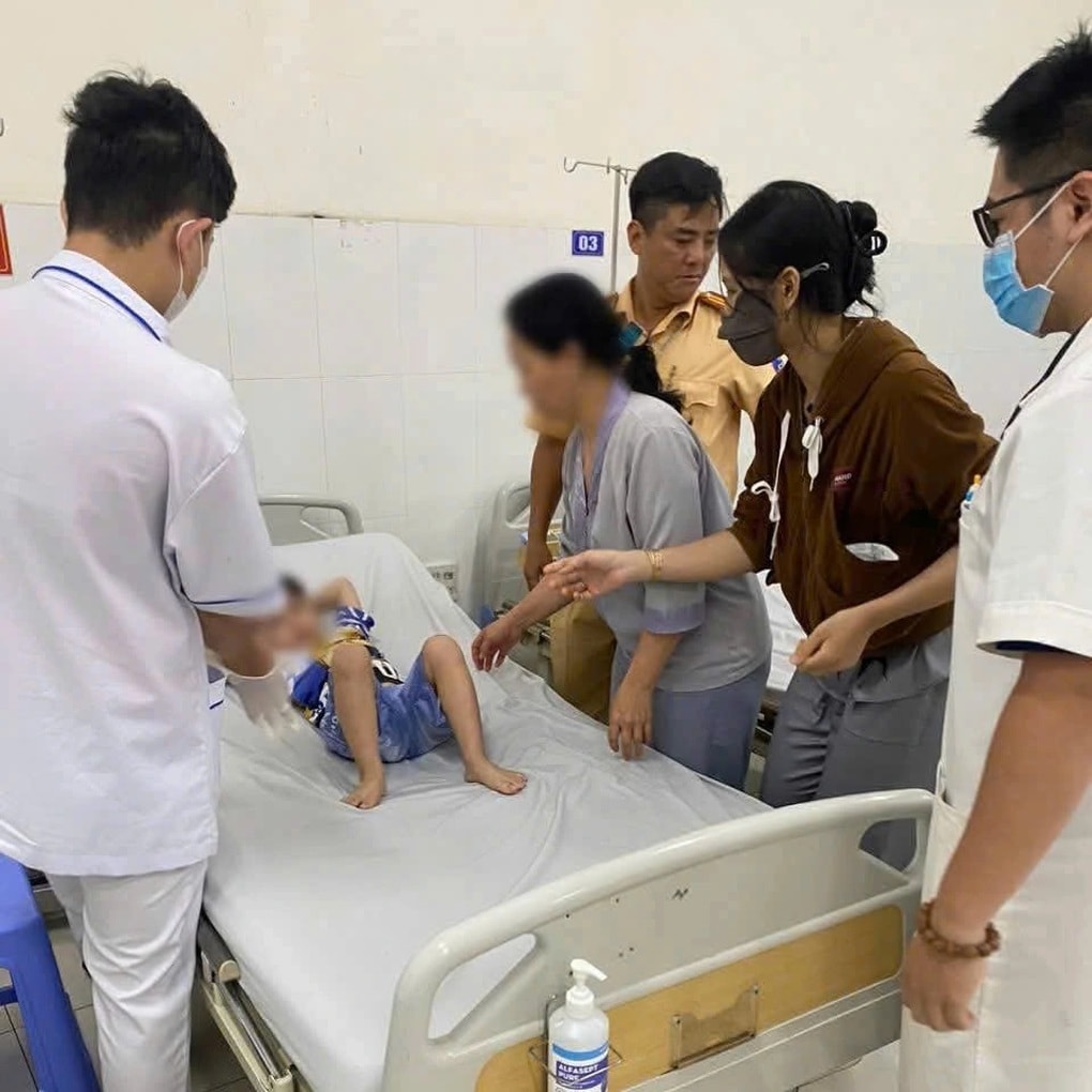 CSGT Cần Thơ đưa bé trai nguy cơ vỡ bàng quang đi cấp cứu kịp thời - 1