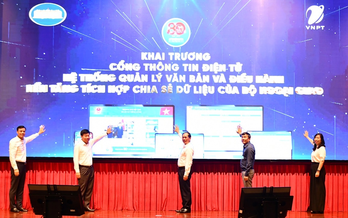 Lãnh đạo Bộ Ngoại giao thực hiện nghi lễ khai trương 3 phần mềm chuyển đổi số trọng yếu của Bộ