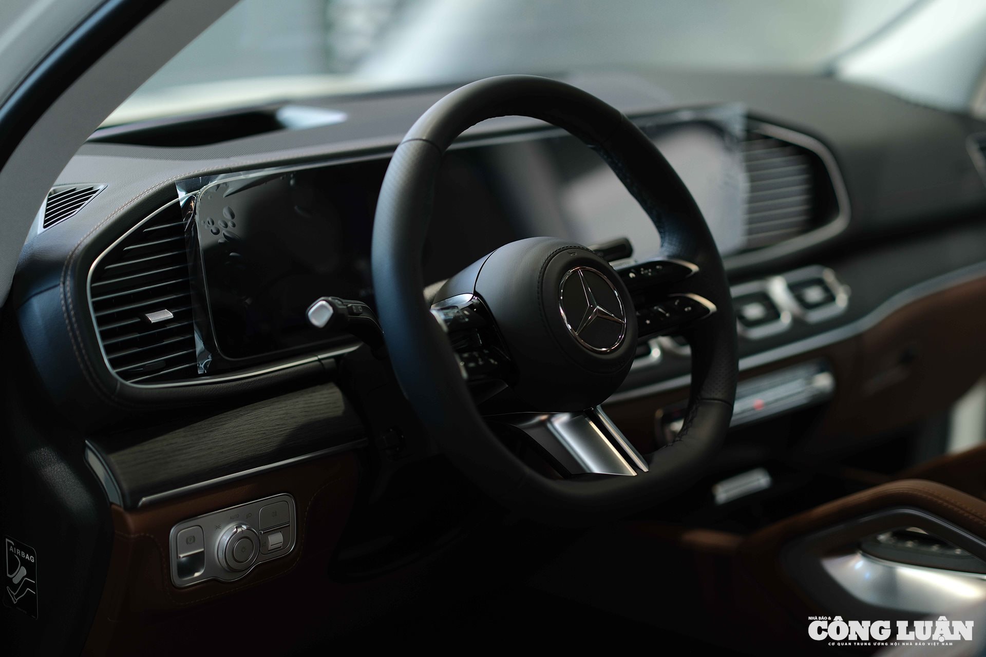 Thiết kế khoang lái của GLS 450 4Matic 2025.