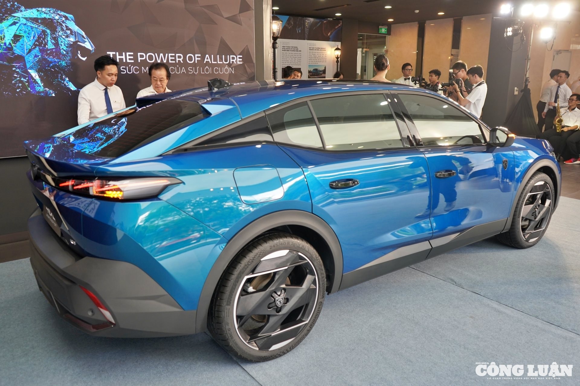 Xe vẫn giữ nguyên kiểu dáng SUV lai coupe thể thao.