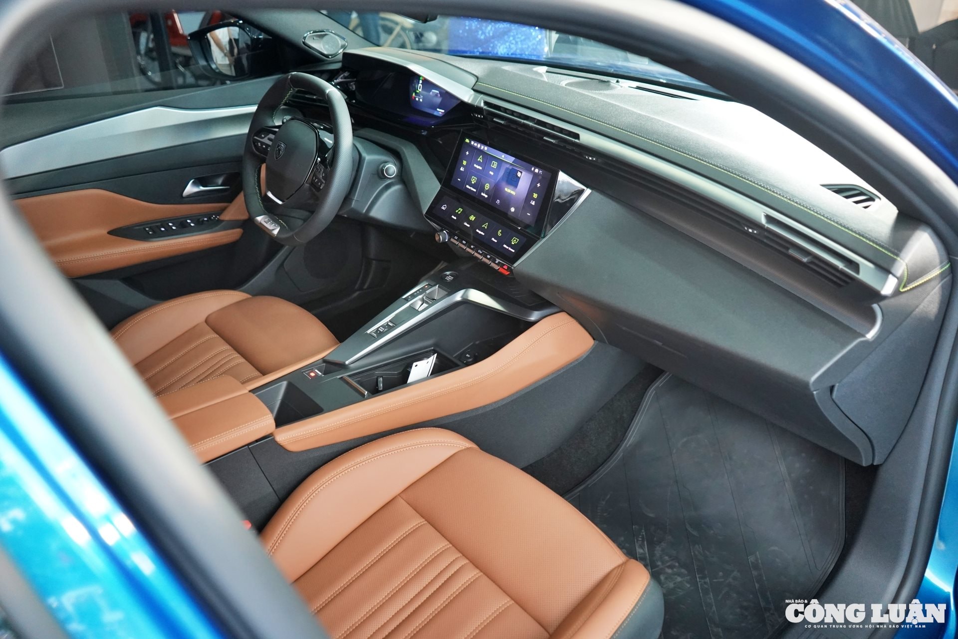 Thiết kế khoang nội thất Peugeot 408 Legend Edition.