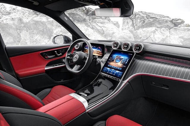 Mercedes-Benz-GLC-300-2025-khoang-lai-mau-do